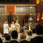 Cardeal Damasceno incensa uma imagem de Nossa Senhora Aparecida (fotografia do autor)