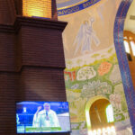 Visão parcial do baldaquino ao redor do altar central (fotografia do autor)