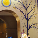 Sacerdote durante missa no altar central (fotografia do autor)