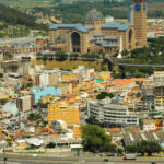 Visão da Basílica rodeada pelos hotéis da cidade (fotografia do autor)