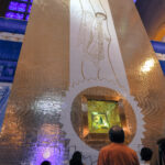 A imagem original de Nossa Senhora Aparecida em seu nicho dourado (fotografia do autor)