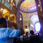 Romeiros durante uma missa no interior da Basílica (fotografia do autor)